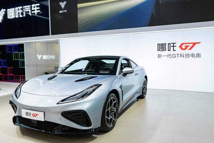 深圳128哪吒汽车在智能汽车领域的表现，领途汽车在新能源汽车市场中的影响力